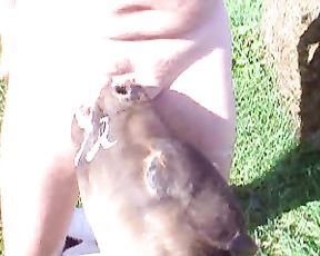 Толстый зоофил дал телёнку пососать хуй